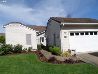 320 Magnolia Dr, Walker, OR 97426-9432