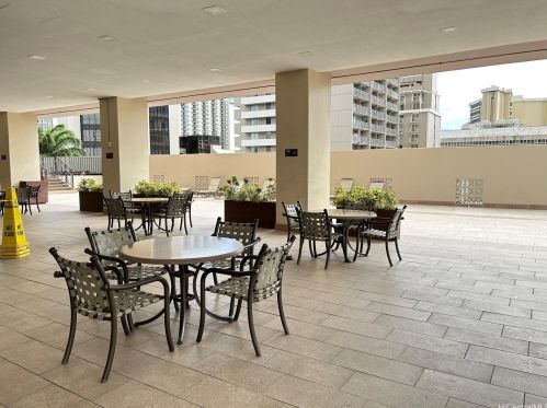 2240 Kuhio Ave, Honolulu HI  96815-2898 exterior