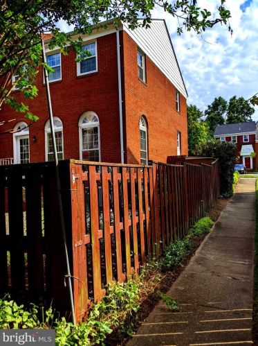 8069 Powderbrook Ln, Springfield VA  22153-2927 exterior