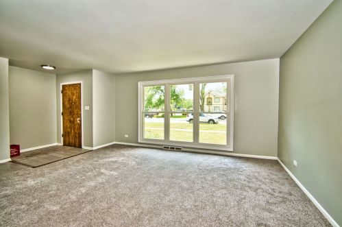 522 Oakton St, Elk Grove Vlg, IL 60007-1729