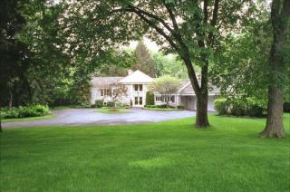 12 Hibbard Rd, Northfield, IL 60093-3505