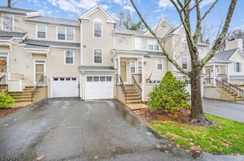 21 Rushmore Ln, Hackettstown, NJ 07840-2833