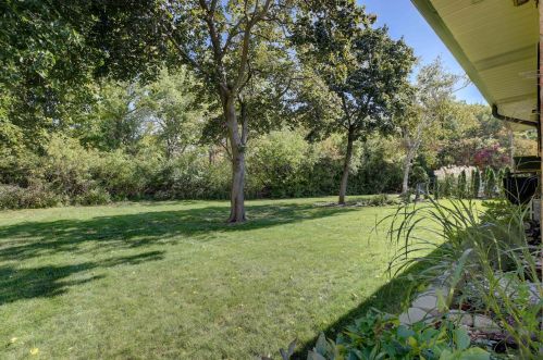 6906 Jarvis Ave, Niles IL  60714-4016 exterior