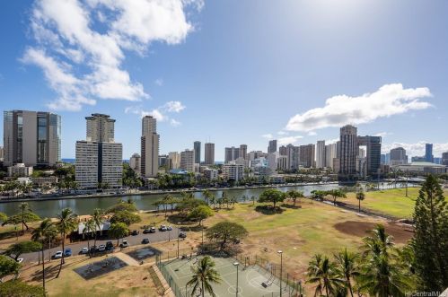 500 University Ave, Honolulu HI  96826-4904 exterior