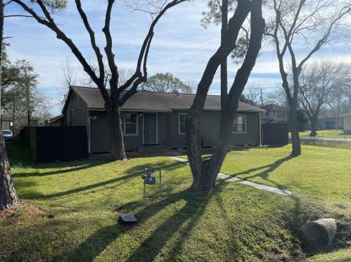 3237 Bernard St, Morgans Point TX  77571-3825 exterior
