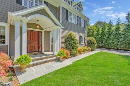 16 Whitman Dr, Chatham Township, NJ 07928-1711