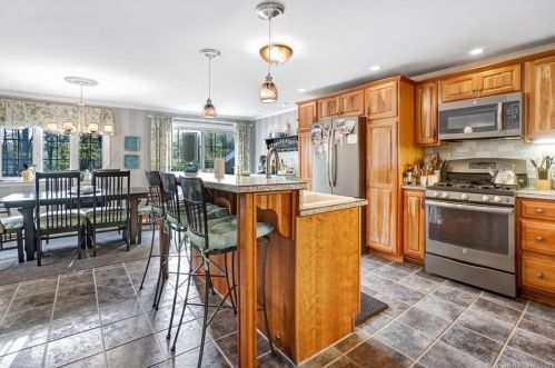 10 Pierson Dr, Wallingford, CT 06492-2018