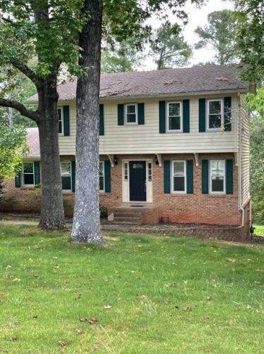3198 Village Glen Dr, Lithonia, GA 30039-4622