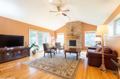 5420 Country Club Dr, Burr Ridge, IL 60525