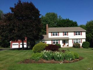 8 Farm House Ln, Huntington, CT 06484-3653