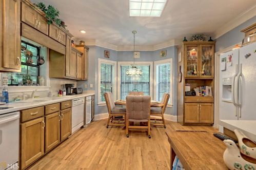 165 Chickasaw Ln, Rabun Gap, GA 30568-3428