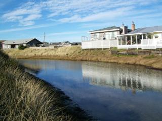 1977 Admiralty Cir, Waldport, OR 97394-9618