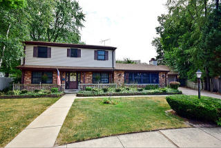 2305 Malik Ct, Glenview, IL 60025-4828