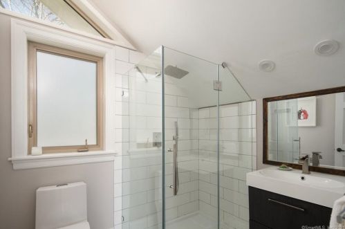 13 Seabreeze Pl, Norwalk CT  06854-4711 exterior