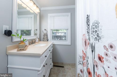 1213 Oakwood Rd, Tavistock NJ exterior