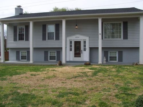 3724 London Cir, Roanoke, VA 24018-2422