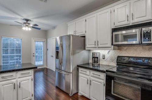 9400 Abbey Rd, Irving TX  75063-6418 exterior