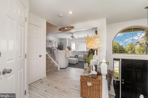 691 Royal View Dr, Lancaster PA  17601-2874 exterior