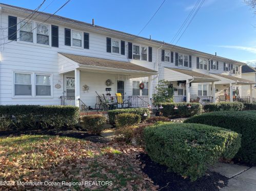 36 Monmouth Ave, East Freehold, NJ 07728-1935