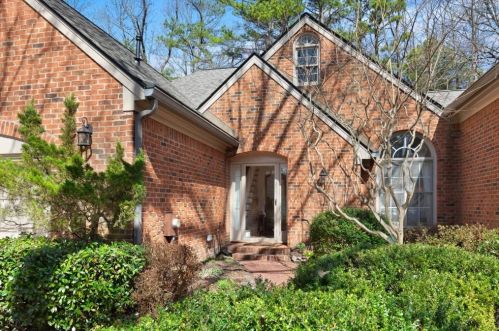 425 Greenlaurel Dr, Atlanta, GA 30342-2082