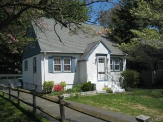 1586 Stratfield Rd, Fairfield, CT 06825-1318