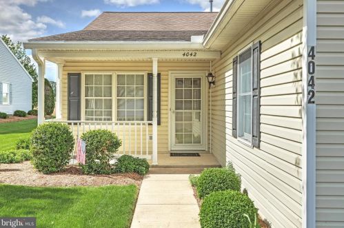 4042 Woodspring Ln, York, PA 17402-7555