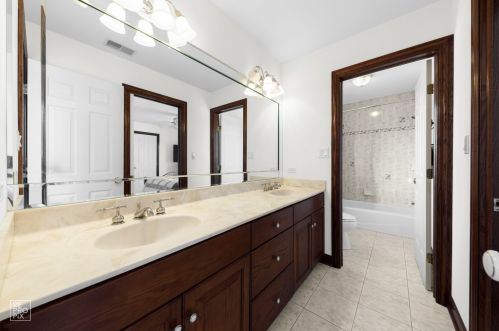 6972 Fieldstone Dr, Willowbrook IL  60527-6969 exterior