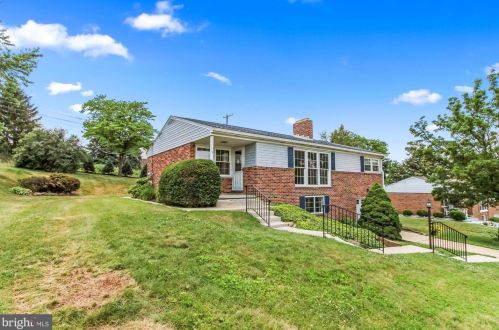 2438 Eastwood Dr, York, PA 17402-3605