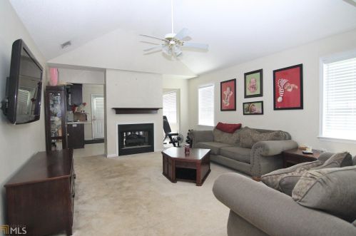 209 Strawbridge Ln, Bonaire, GA 31005-3187