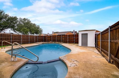 4044 Windy Crst Cir, Carrollton TX 75007 exterior