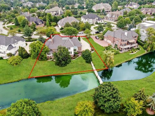 6972 Fieldstone Dr, Willowbrook IL  60527-6969 exterior