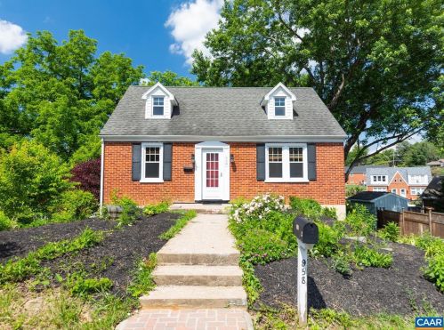 958 Donaghe St, Staunton, VA 24401-2228