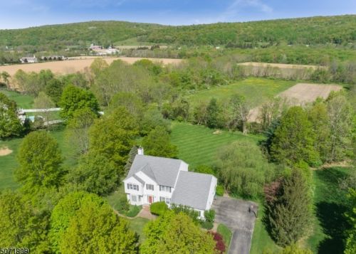3 Blue Grass Ln, Hackettstown, NJ 07840-5210