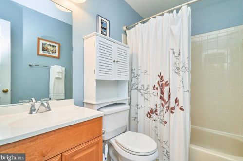 6740 Sunset Woods Ct, Springfield VA  22015-4241 exterior