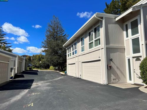 318 Ridgeview Dr, Concord CA  94523-1026 exterior
