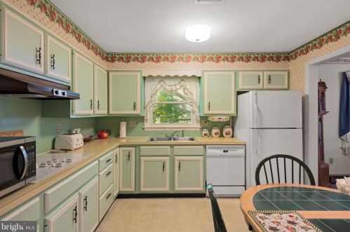 1883 Manchester Ln, Lancaster PA  17601-6210 exterior