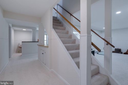 5707 Oak Leather Dr, Springfield VA  22015-2315 exterior