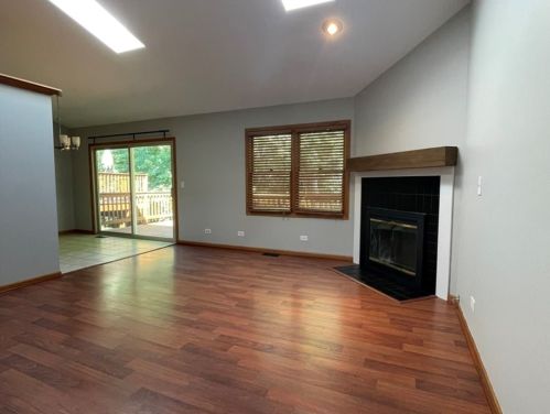 604 River Bluff Dr, Carpentersville, IL 60110-2826