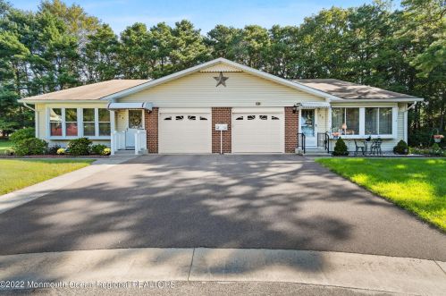 2 Jackson Ct, Lakehurst, NJ 08759-6323