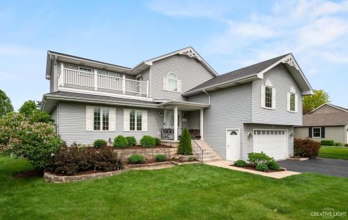 25 Whispering Hills Dr, Naperville, IL 60540-4036