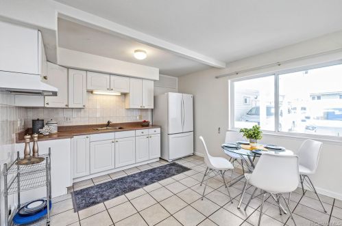 915 Mccully St, Honolulu HI  96826-2888 exterior