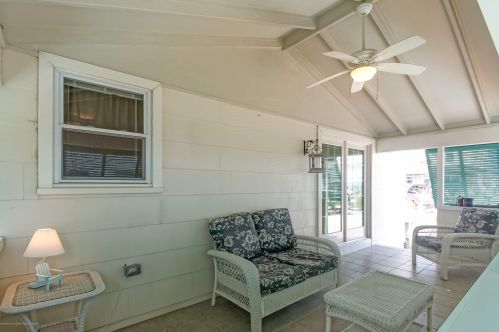 16 Las Vegas Rd, Lavallette NJ 08735-1815 exterior