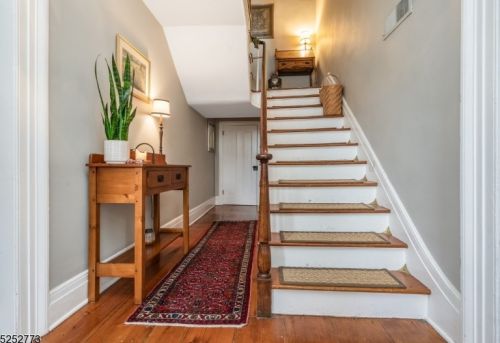 31 Center St, Clinton, NJ 08809-1340