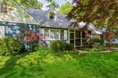 14 Margaret St, Green Brook, NJ 08812-2419