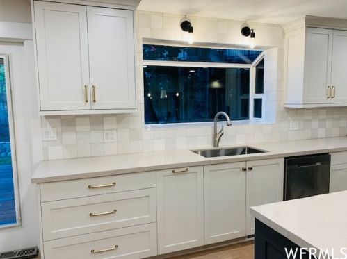 2992 Tracy Dr, Sandy UT 84093-2026 exterior