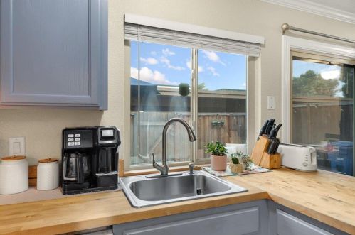 27447 Ponderosa Ct, Hayward CA  94545-4128 exterior
