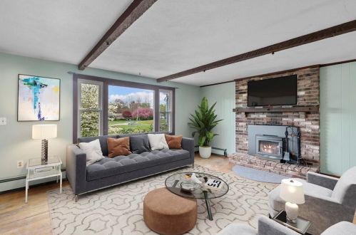 29 Schoolhouse Rd, Warren, RI 02885-1025