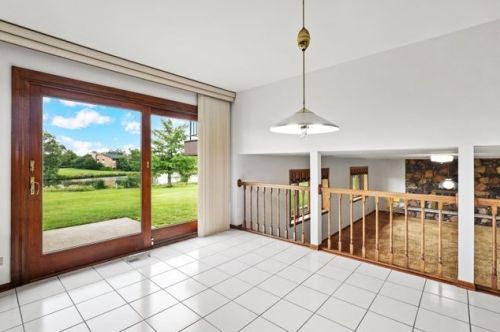 8401 Park Ave, Willowbrook IL 60527-6343 exterior