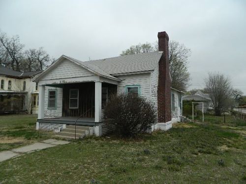 318 8th Ave, Winfield, KS 67156-2721