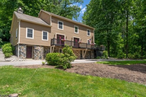 6 Deerwood Dr, Clinton, NJ 08809-1010